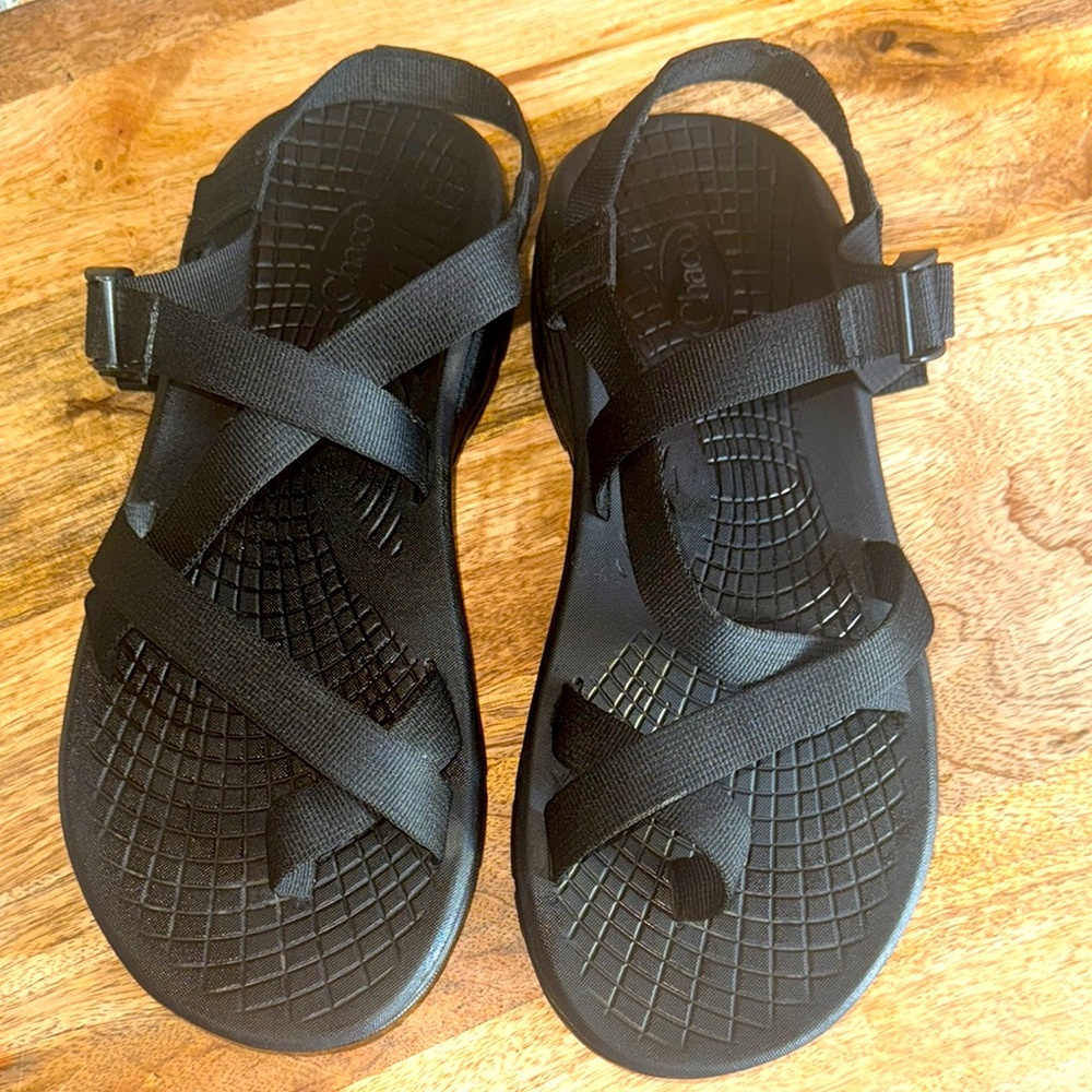 Chaco Men’s size 12 Black Zvolv2  Water/Hiking sandals in excellent condition